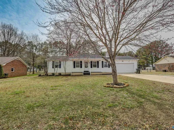 108 McFarlen Dr, Hazel Green, AL 35750