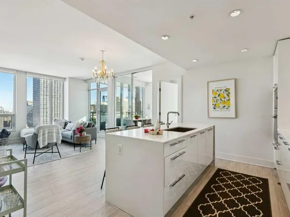 901 NE 10th Ave SW #2006, Calgary, AB T2R 0B5