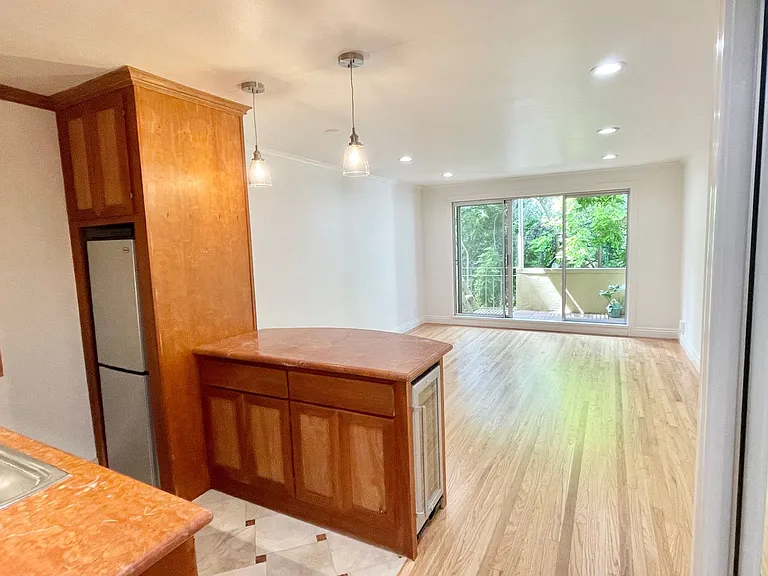 1260 Clay St #206 — Photo 4