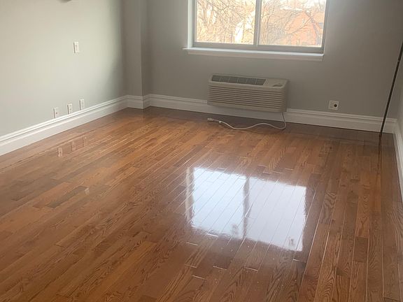 5th image of 60 Parkway Dr E APT 2L