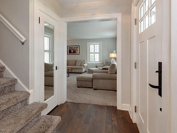 3rd image of 19 Roslyn Ave