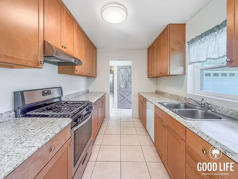 4 bed, 2.0 bath, 1267 sqft, $3,800 — Photo 3