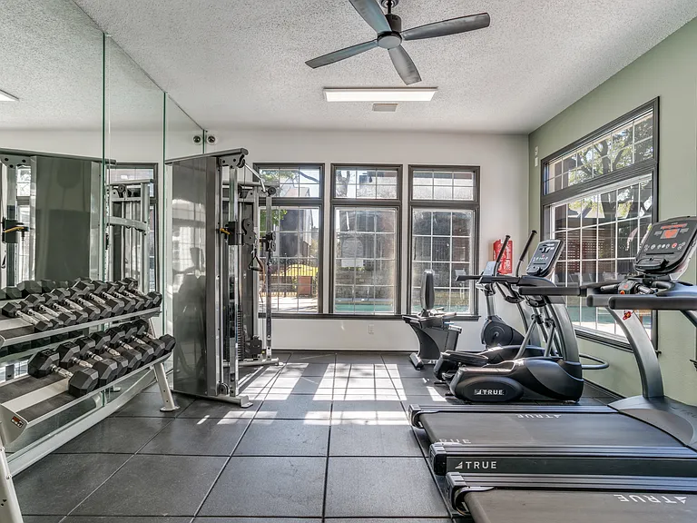 Evaline Apartments — Photo 23