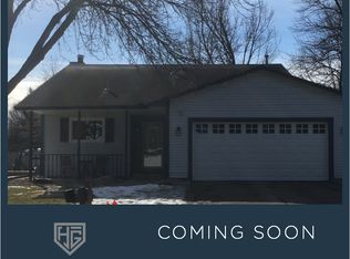 711 Bighorn Dr, Chanhassen, MN 55317