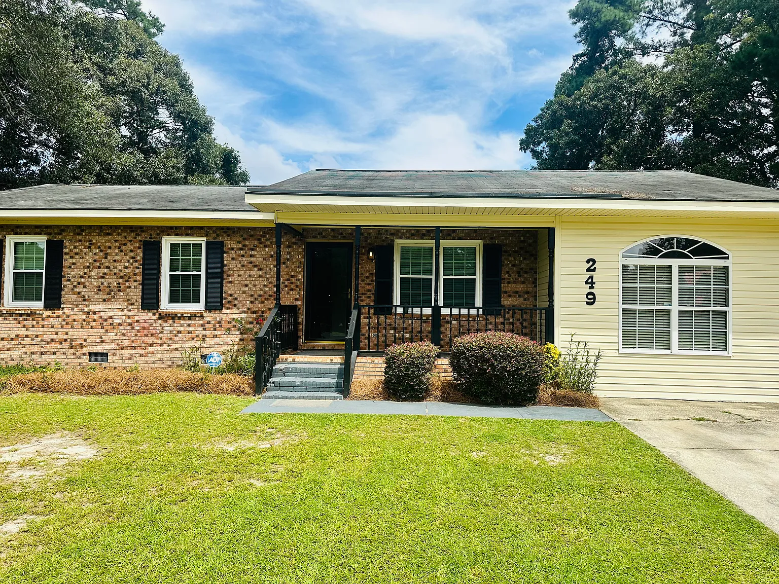 3 bed, 1.5 bath, 1300 sqft, $1,250 — Photo 2