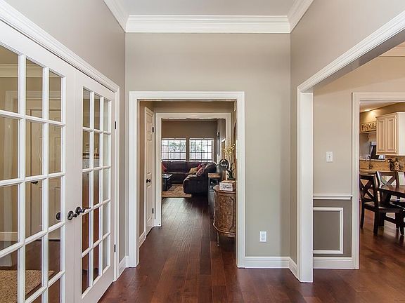 4th image of 2015 Garden Terrace Dr