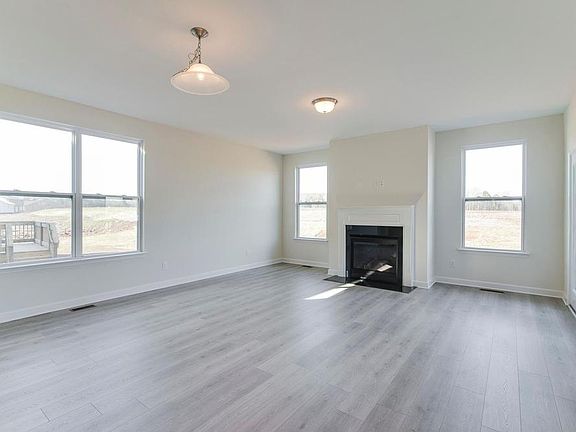 4th image of 704 Green Meadow Ln