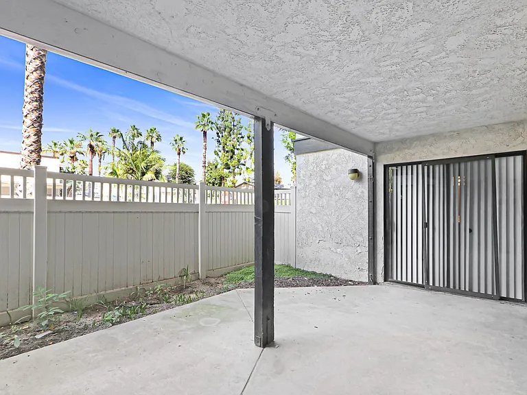 Palm Riverside — Photo 20