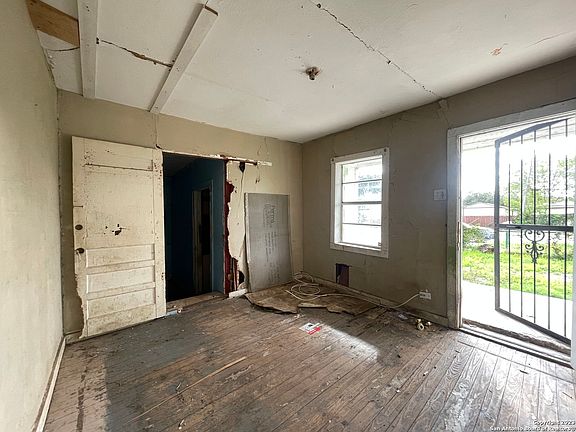 3rd image of 519 E PYRON AVE