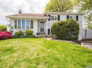 48 Larch St, Hicksville, NY 11801
