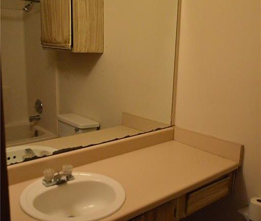 5th image of 2806 Jadewood Ct APT A
