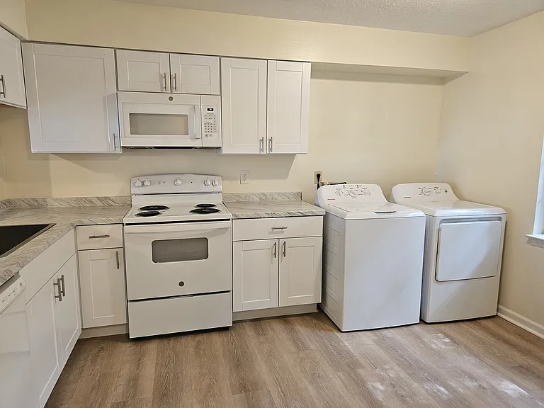 419 Oaktree Sq — Photo 3