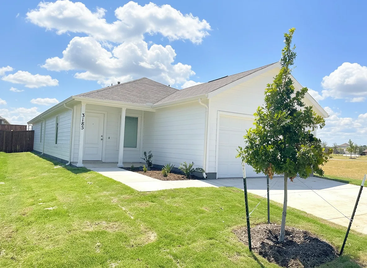 4 bed, 1600 sqft, $1,950 — Photo 1