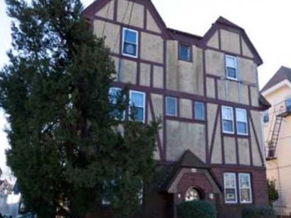 1st image of 844 Seaman Ave E