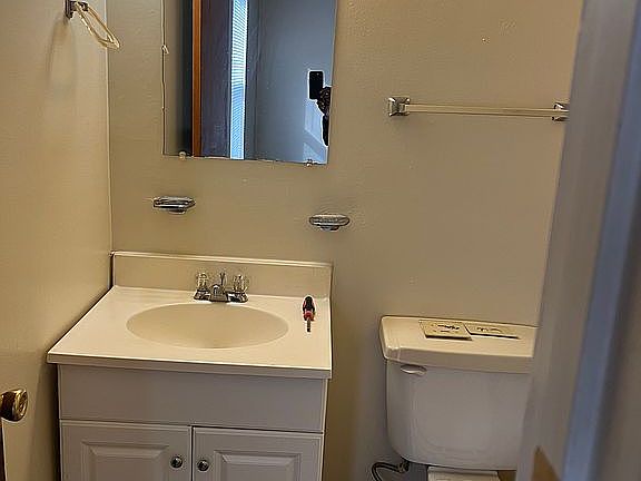 1/2 bathroom in bedroom