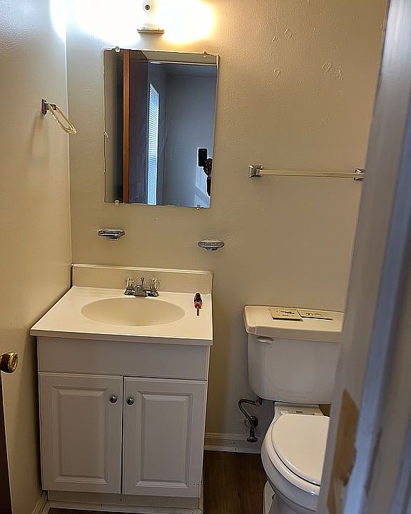 1/2 bathroom in bedroom