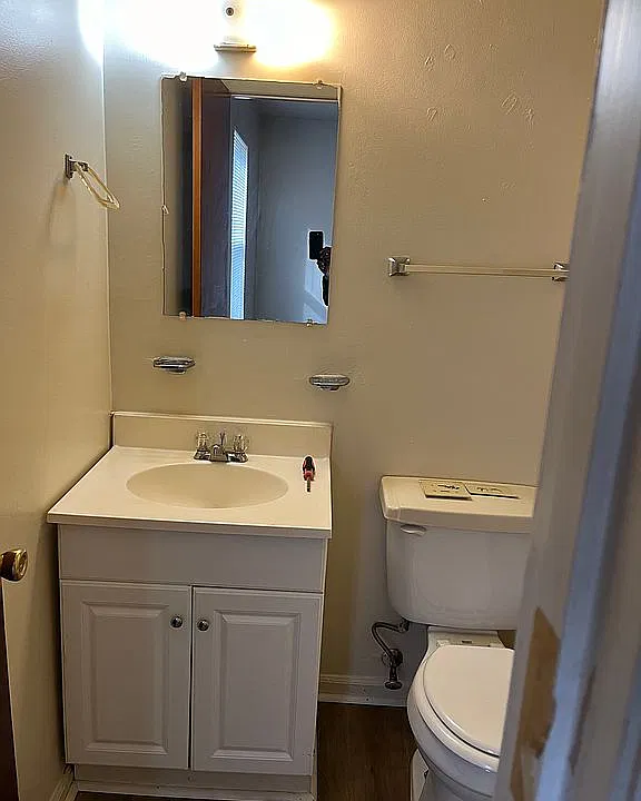 1/2 bathroom in bedroom