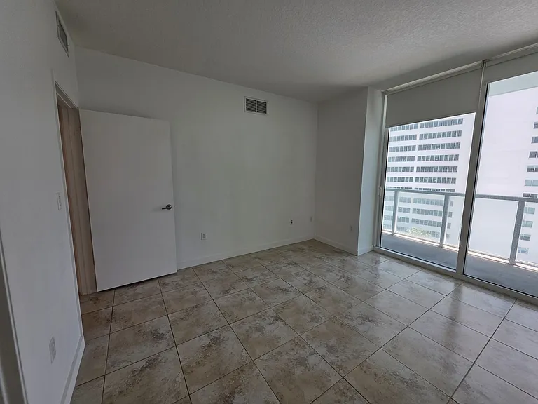1900 N Bayshore Dr — Photo 25