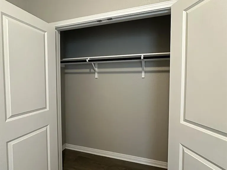 201 Longmount Cv — Photo 17
