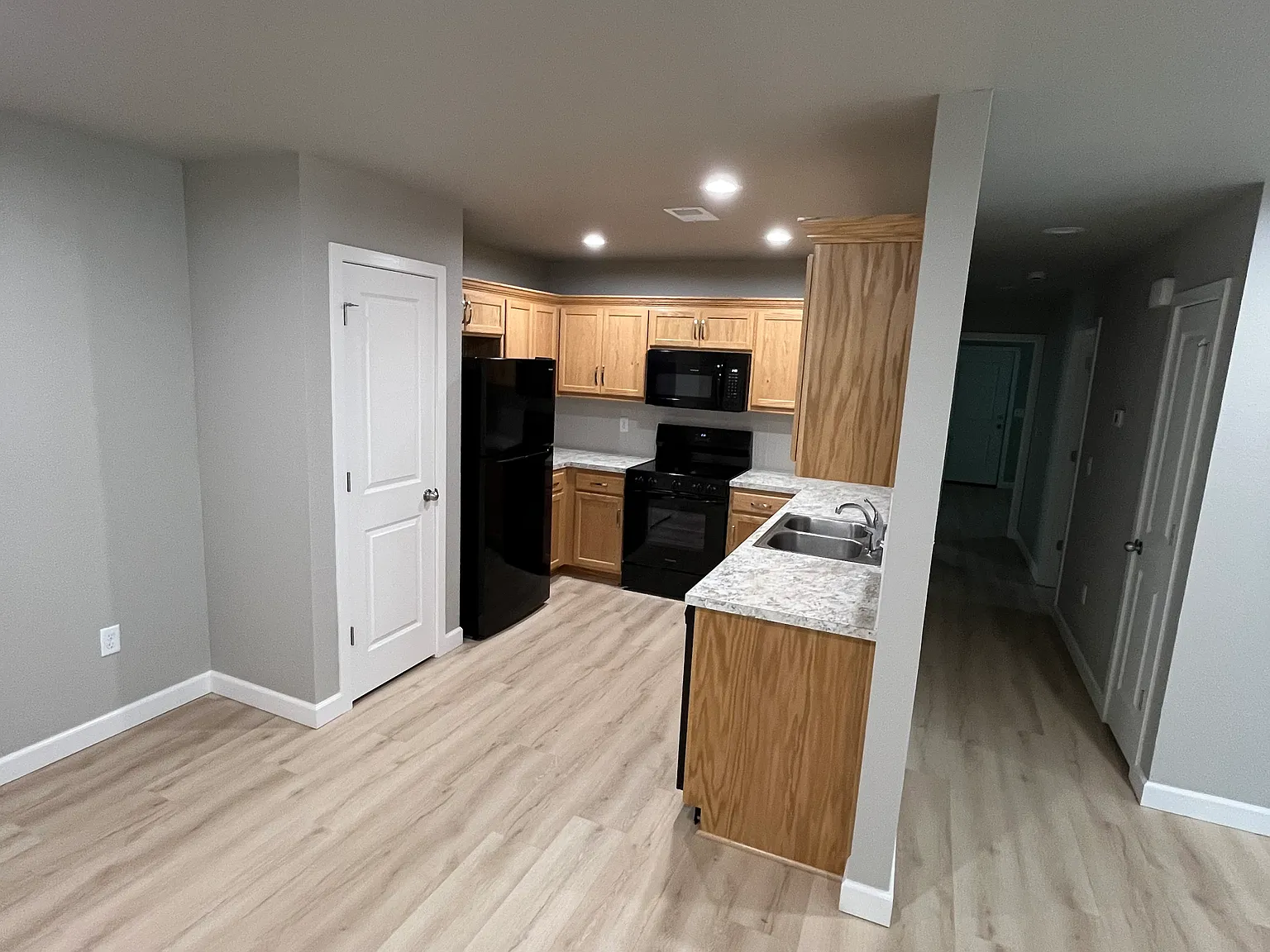 2 bed, 1000 sqft, $1,300 — Photo 3
