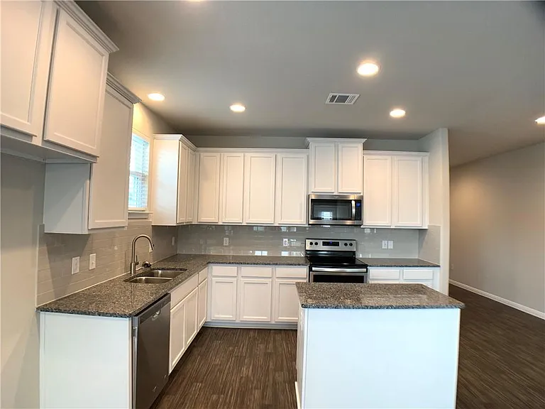 237 Michaelis Dr — Photo 6