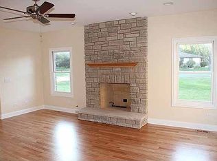 316 Castle Dr, Elk Grove Village, IL 60007