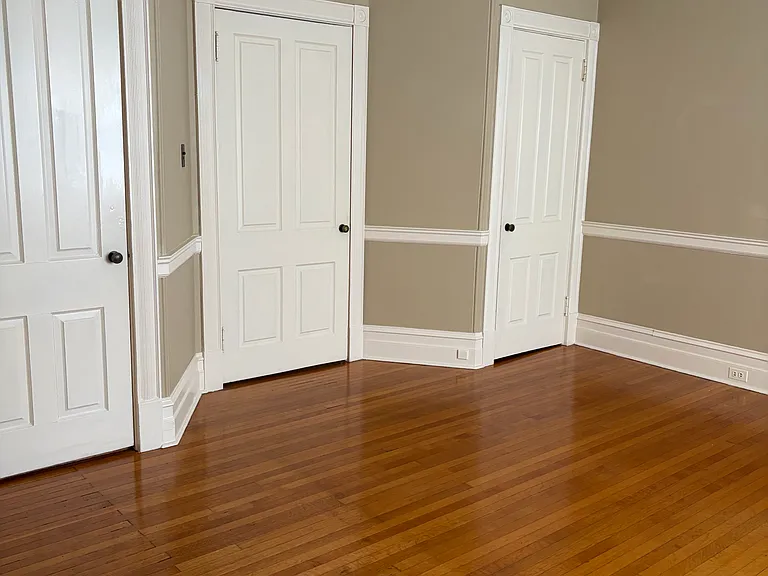 3rd room has 2 closets