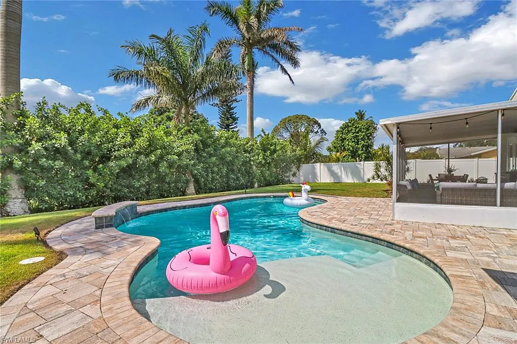 3 bed, 2.0 bath, 1528 sqft, $9,500 — Photo 1