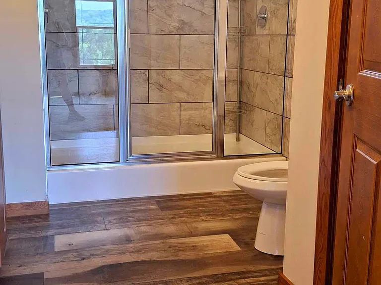 415 Thomas Ln — Photo 8