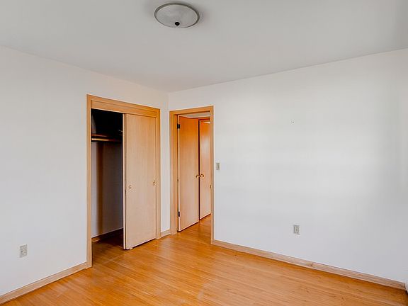 3rd image of 136 20th Ave N