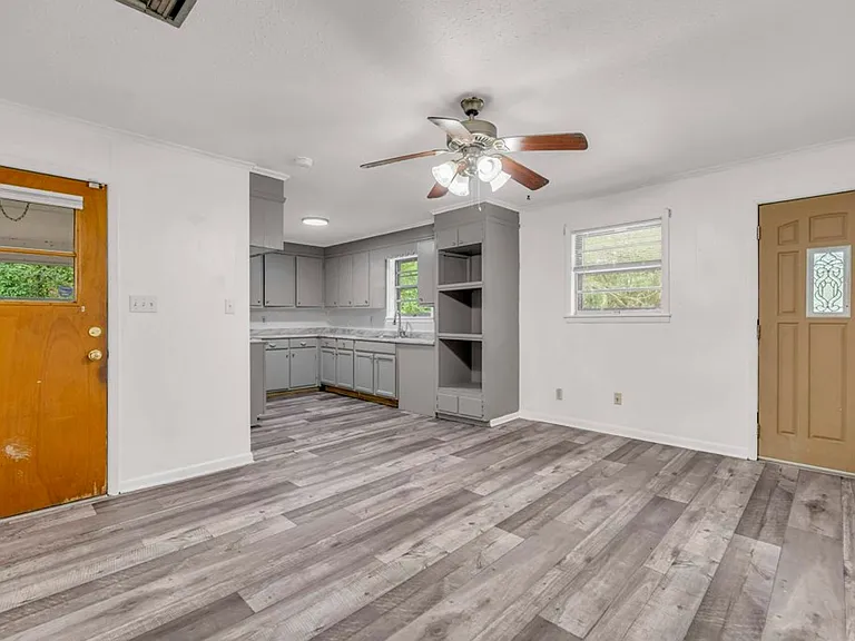 1007 Eisenhower Dr — Photo 5