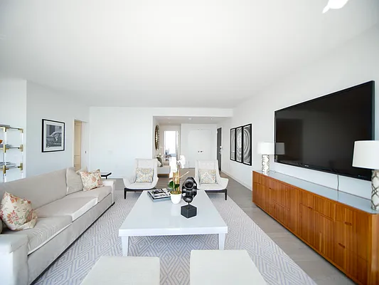 Rented by Extell Marketing Group LLC | media 28