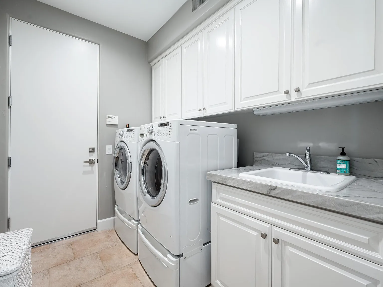 3 bed, 3375 sqft, $7,500 — Photo 4