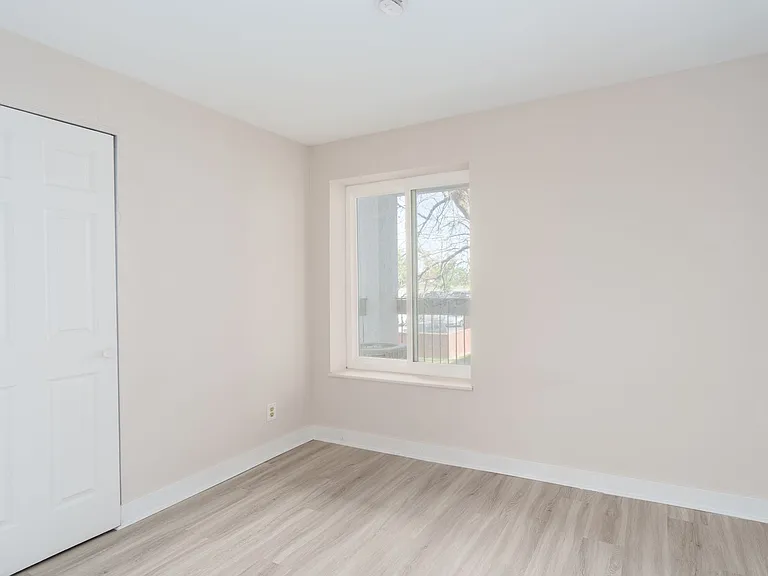 The Oaks Apartments — Photo 16