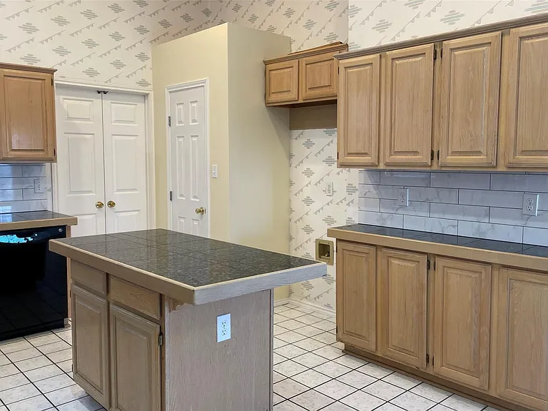 1409 Burlington Dr — Photo 3