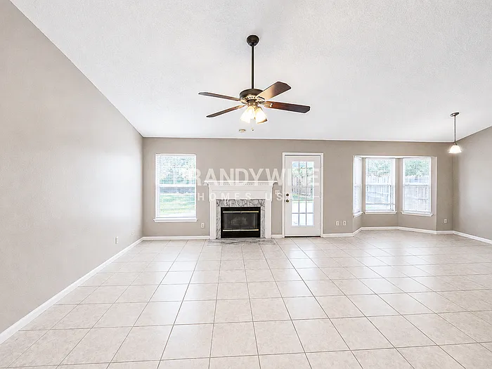 3 bed, 2.0 bath, 1247 sqft, $1,924 — Photo 4