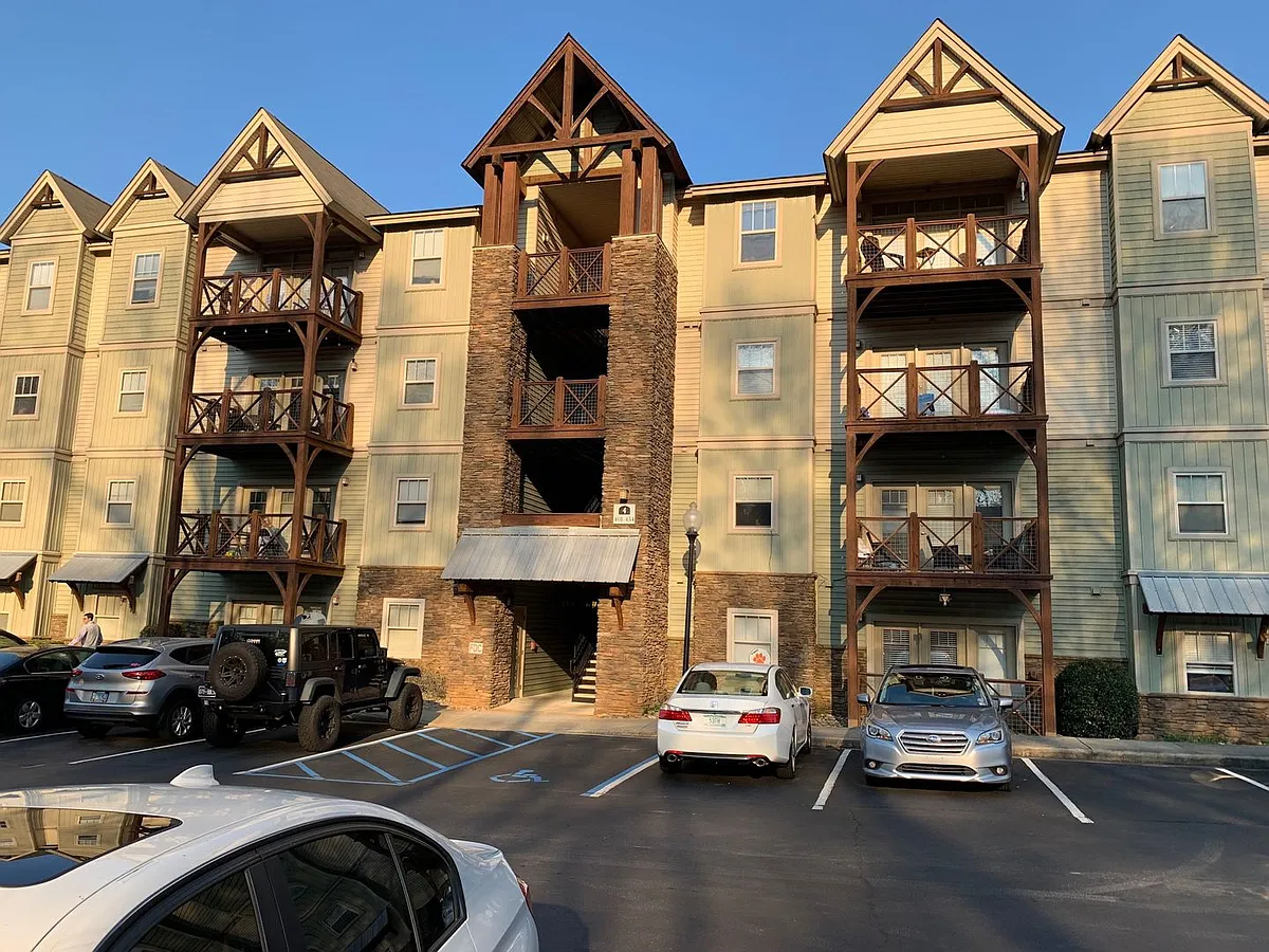 Building Photo - 203-401 Kelly Rd