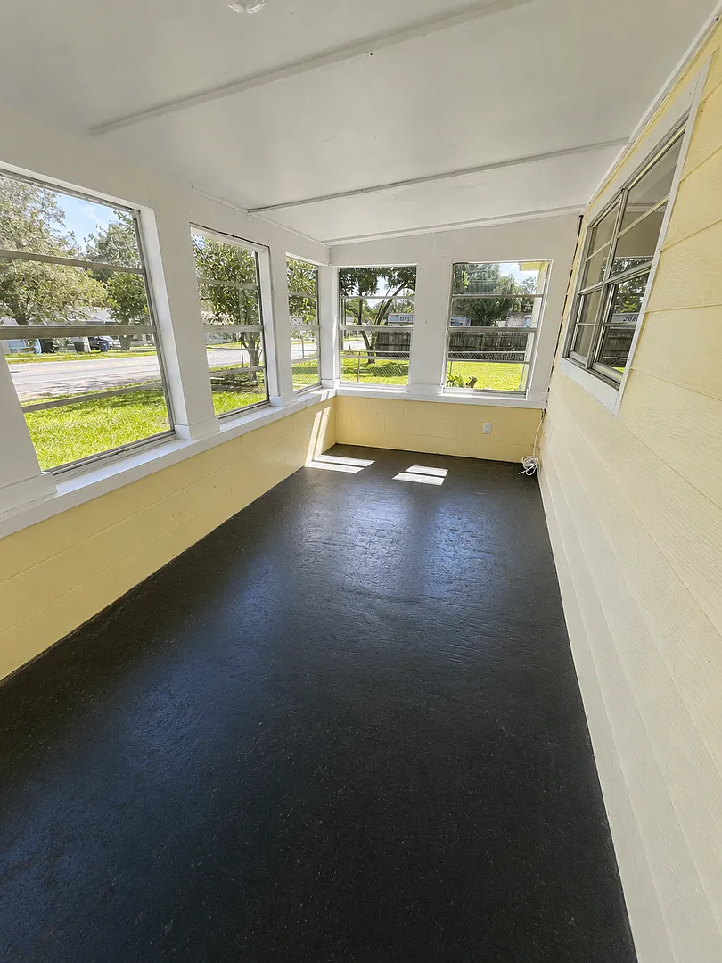 Spacious 3BR/1BA Dade City Home with Enclosed Front Porch & Large Backyard — Photo 2