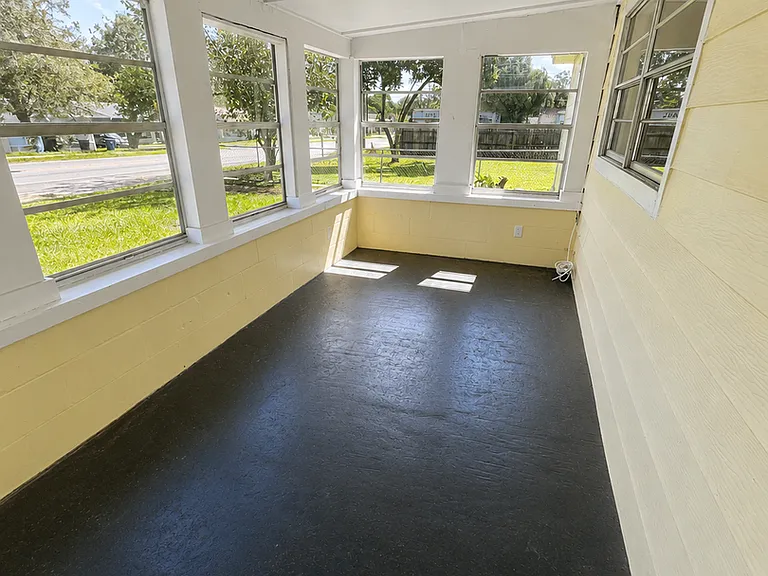 37312 Lock St — Photo 2