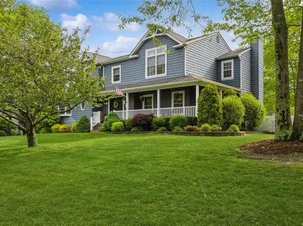 5 Fairfield Manor Drive, Manorville, NY 11949