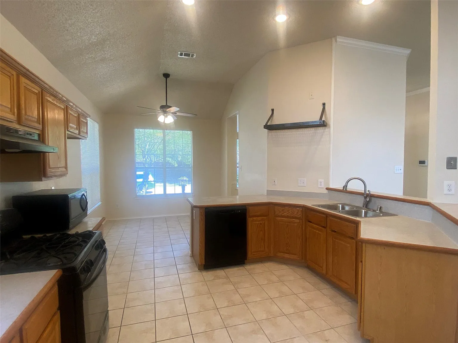 3 bed, 2.0 bath, 1753 sqft, $2,295 — Photo 2