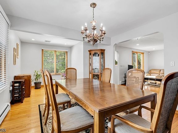 5th image of 465 Ellen St