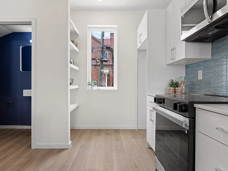 113 E Oldham Ave — Photo 9