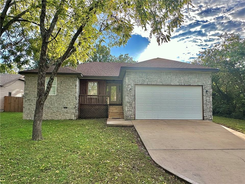 1st image of 8 Shelly Dr