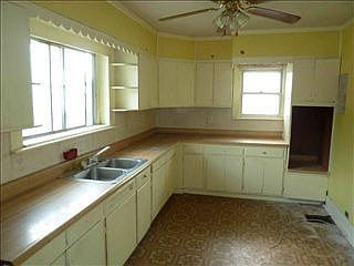 3rd image of 951 W Green St