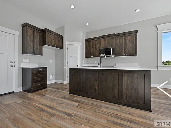 3rd image of 433 Spruce Way