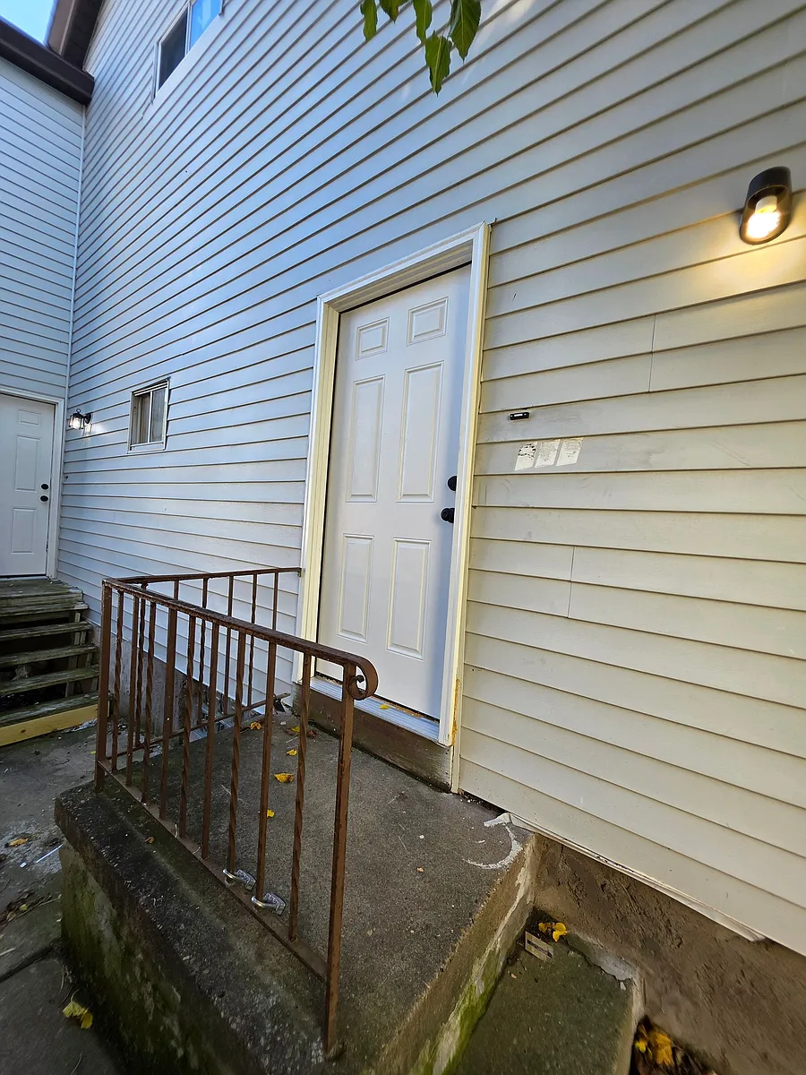 Building Photo - 112 Amanda Ave #2
