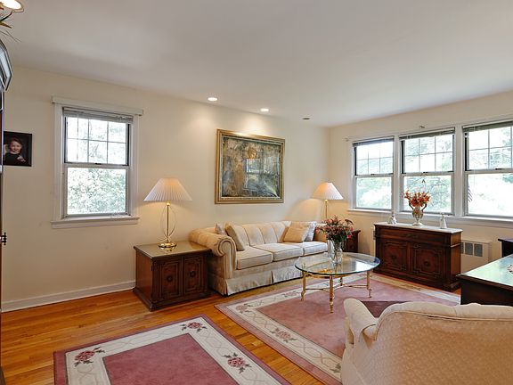 3rd image of 142 Underhill Ave APT 1A