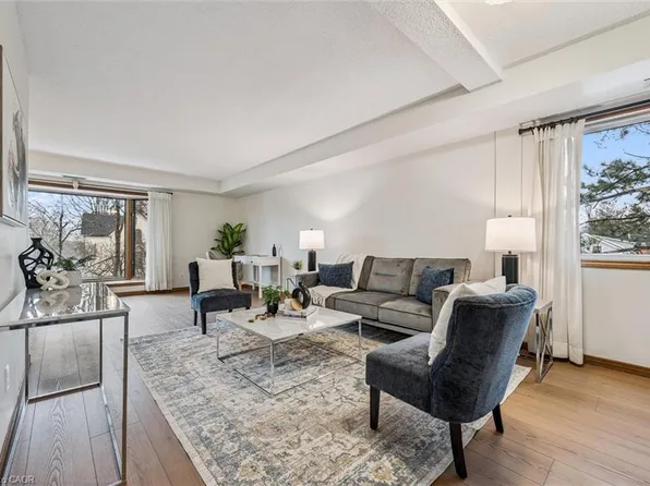 4 Albert St #206, Cambridge, ON N1R 3M4