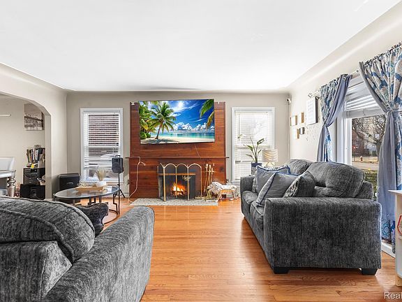 4th image of 10522 Somerset Ave